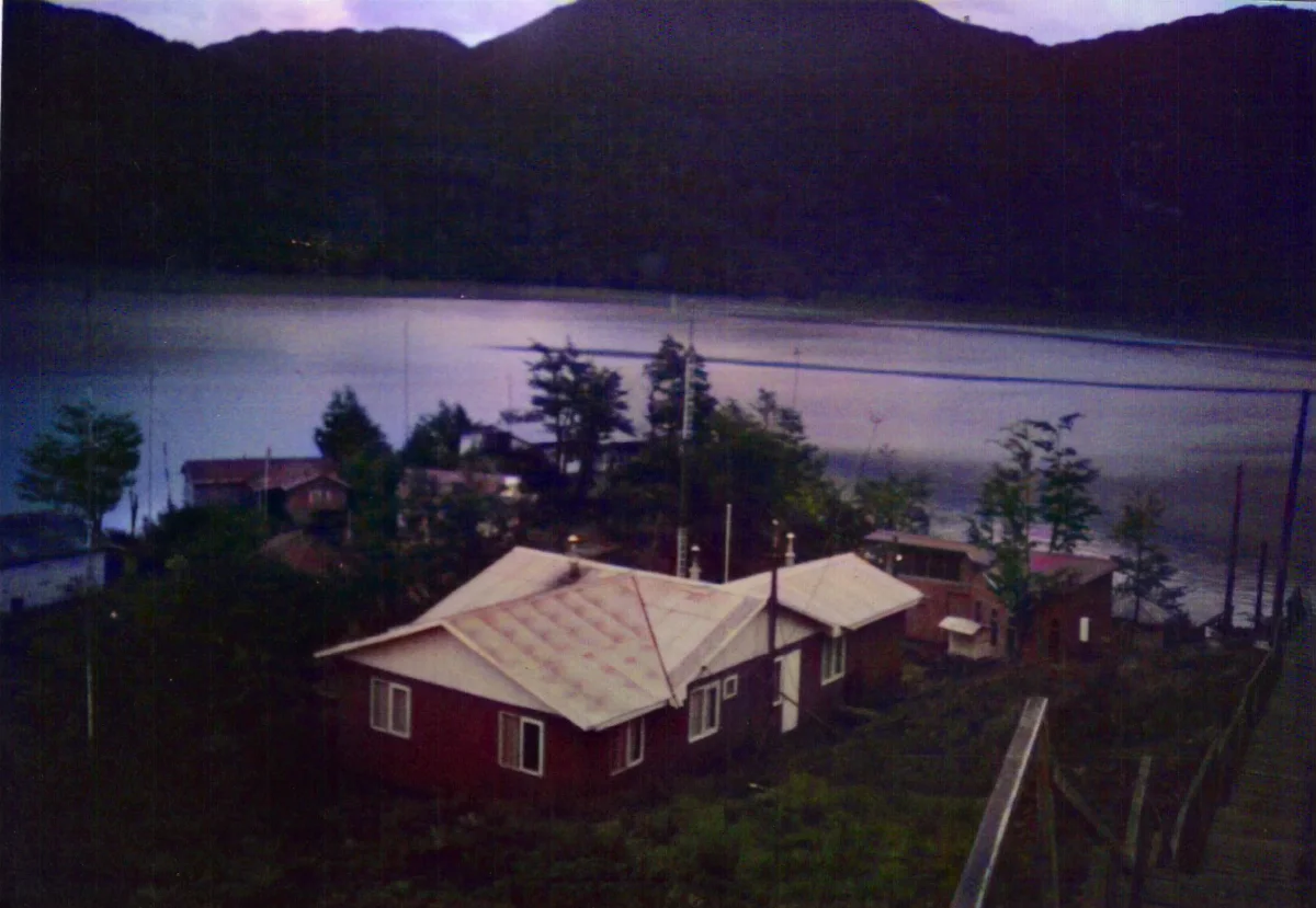 municipalidad — Caleta Tortel — 1995 | Chile de Ayer