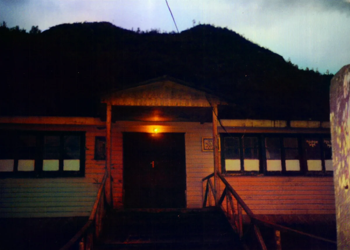 acceso escuela antigua — Caleta Tortel — 1975 | Chile de Ayer