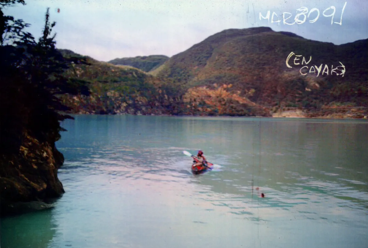 paseo en kayak — Caleta Tortel — 1991 | Chile de Ayer