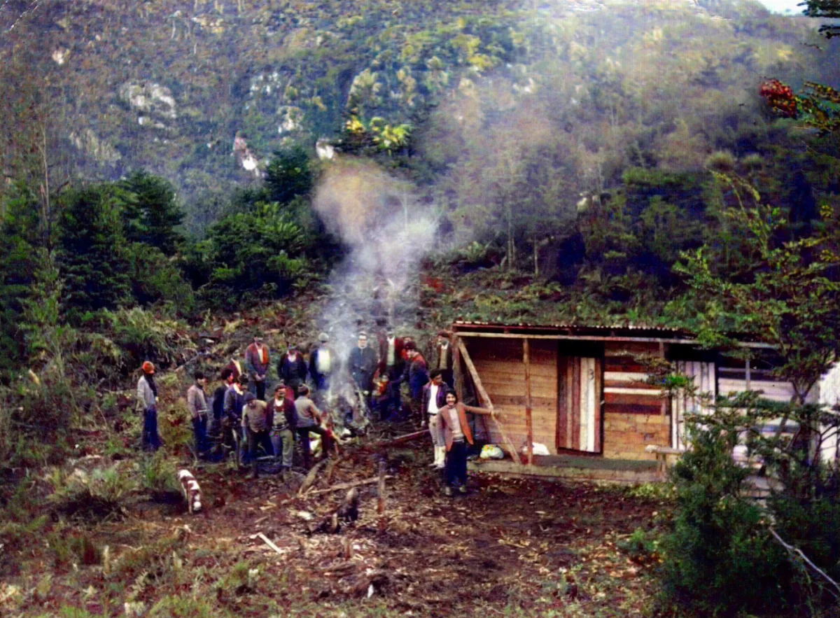 asado por inauguracion de construccion baños en sector centro — Caleta Tortel — 1978 | Chile de Ayer