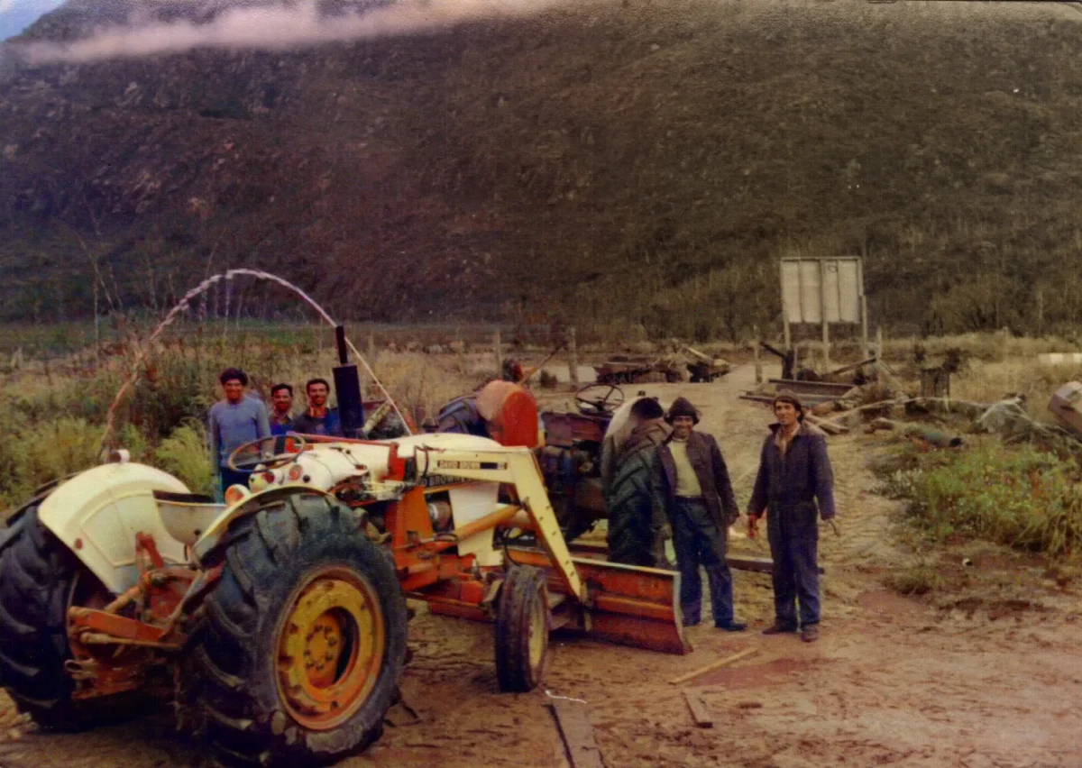 construcción pista de aeródromo — Caleta Tortel — 1978 | Chile de Ayer