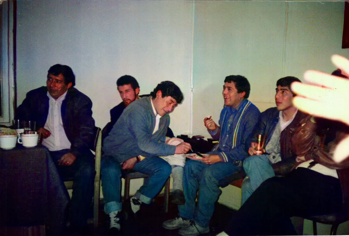 Interior casa carabineros — Caleta Tortel — 1993 | Chile de Ayer
