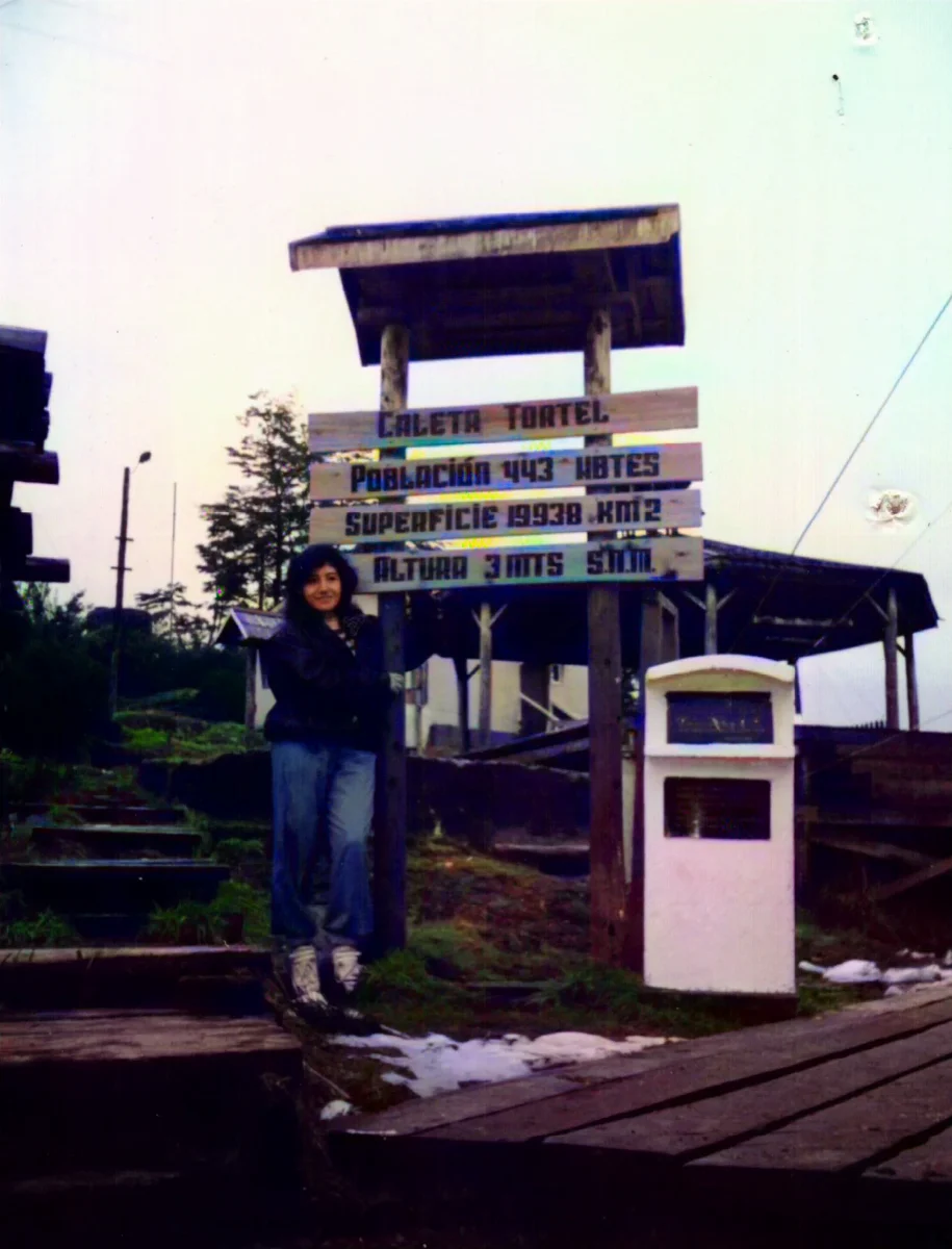 Monolitos y letrero exterior capitania de puerto — Caleta Tortel — 1993 | Chile de Ayer
