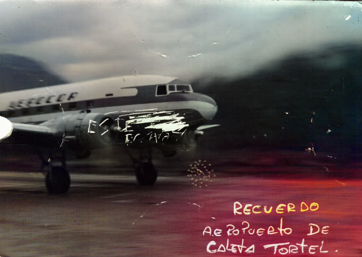 aterrizaje en aeródromo — Caleta Tortel — 1993 | Chile de Ayer