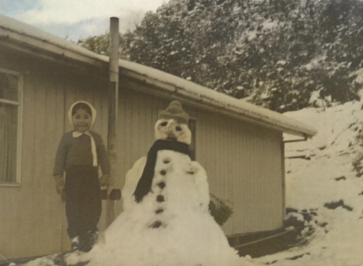 niña y figura de nieve — Caleta Tortel — 1978 | Chile de Ayer