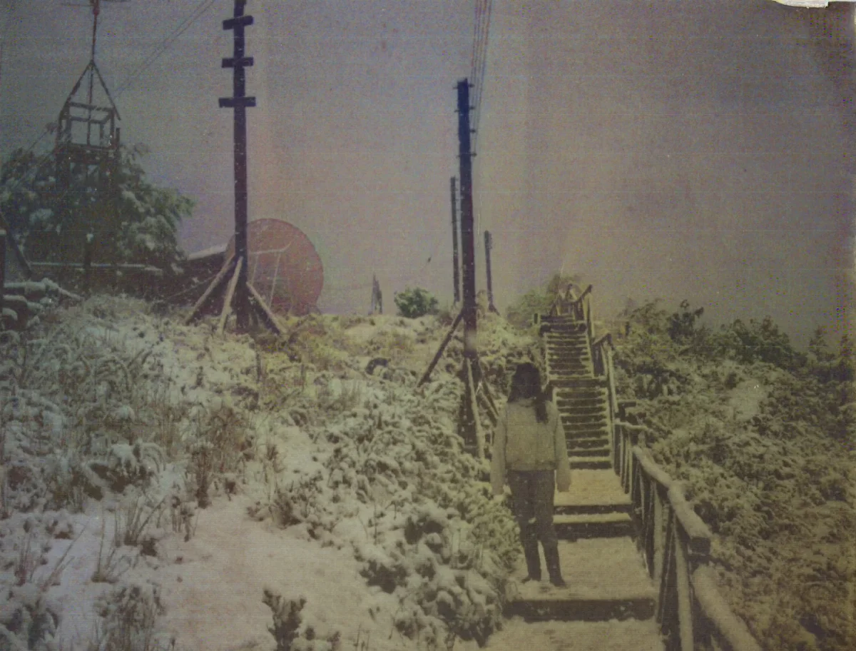 nevazon y construccion de iglesia catolica al fondo — Caleta Tortel — 1993 | Chile de Ayer