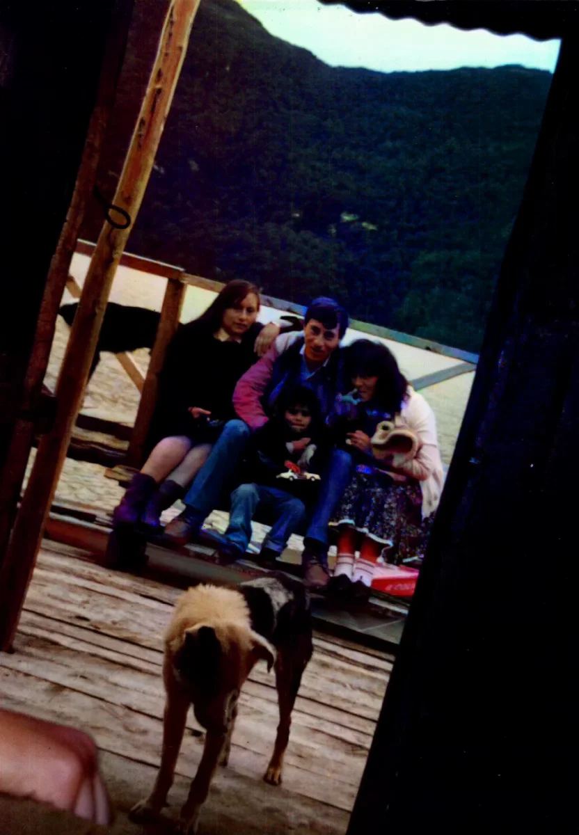 foto familiar con perro en primer plano — Caleta Tortel — 1990 | Chile de Ayer