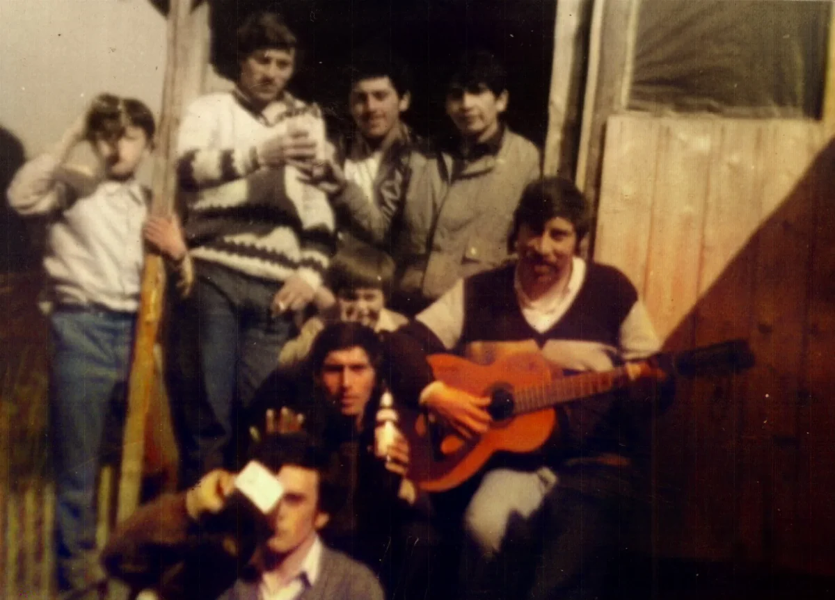 en casa de don Irian Landeros — Caleta Tortel — 1988 | Chile de Ayer