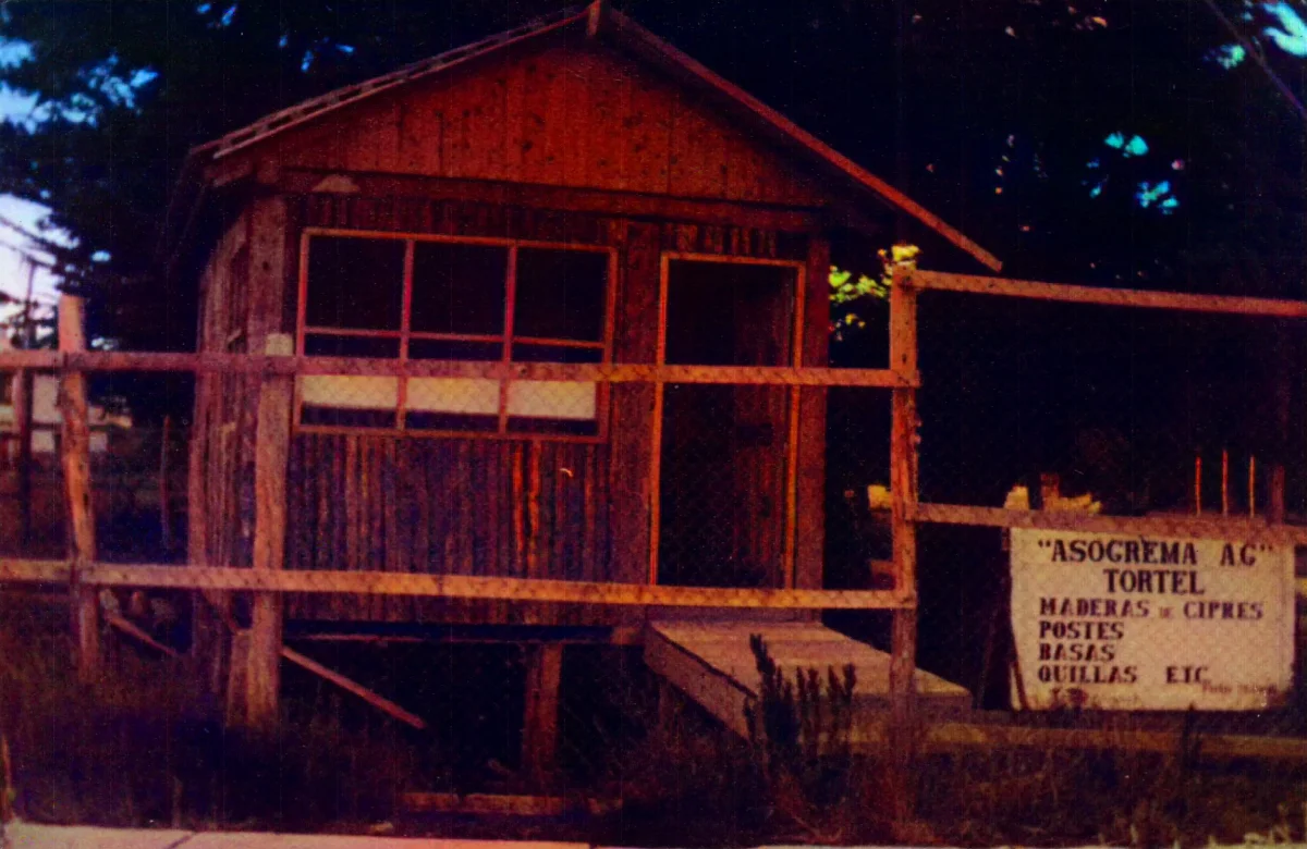 En Sede Asogrema, fachada — Punta Arenas — 1990 | Chile de Ayer