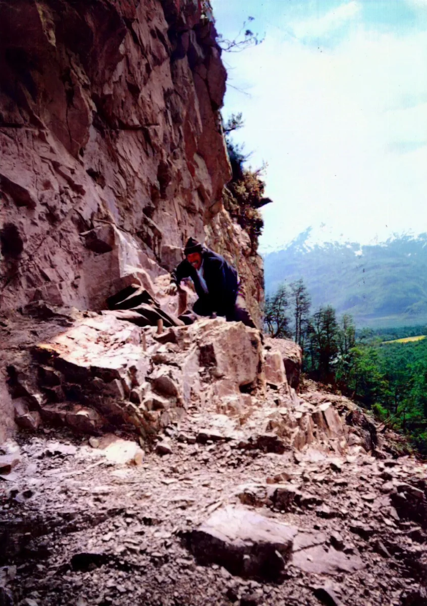 corte en sector rio vagabundo. Trabajando obras del CMT, construccion camino a Yungay — Caleta Tortel — 1993 | Chile de Ayer