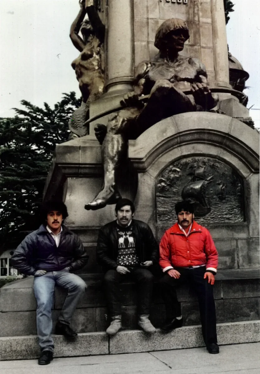 bajo escultura hombre Tehuelche de Punta Arenas — Punta Arenas — 1990 | Chile de Ayer
