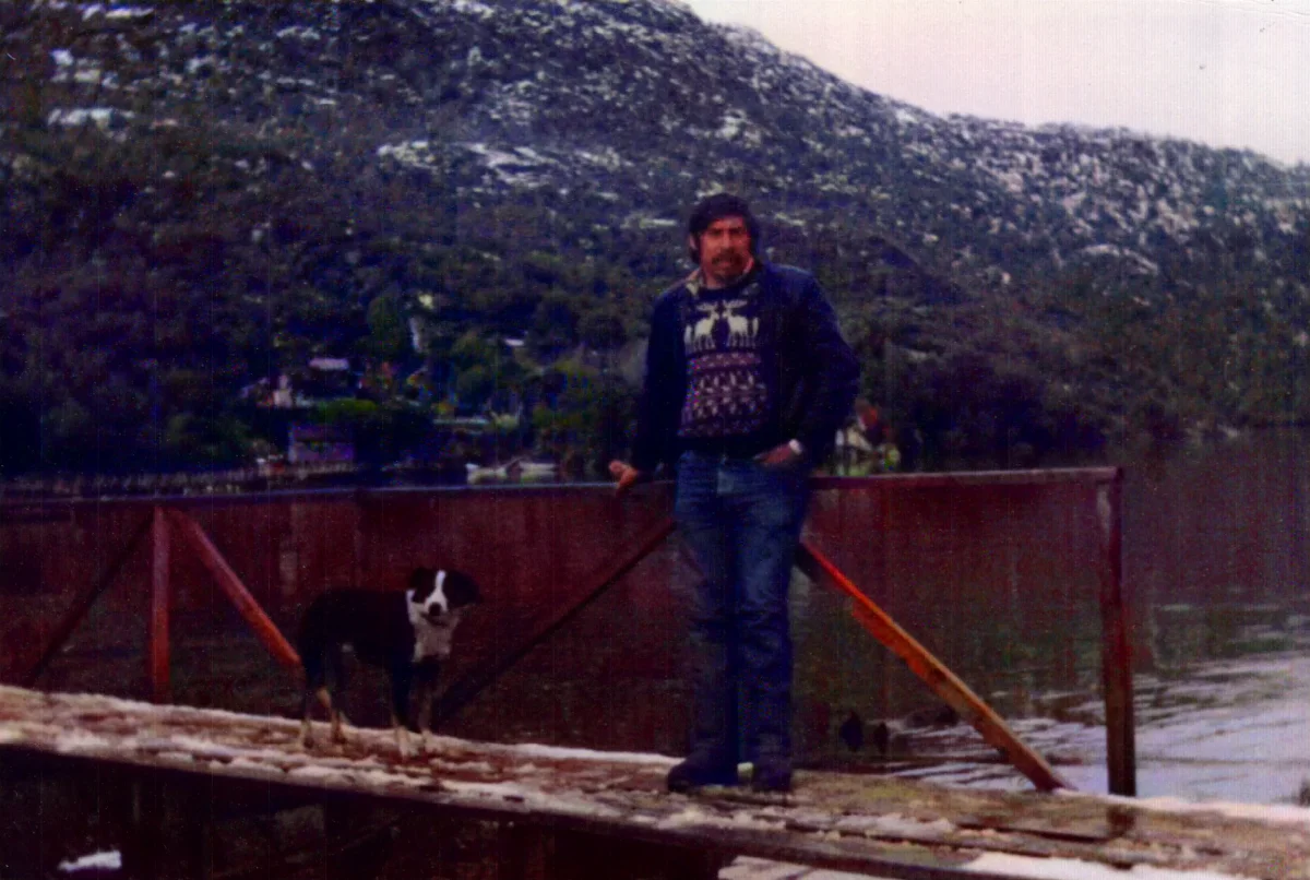 en muelle de Sector Rincon Bajo — Caleta Tortel — 1990 | Chile de Ayer