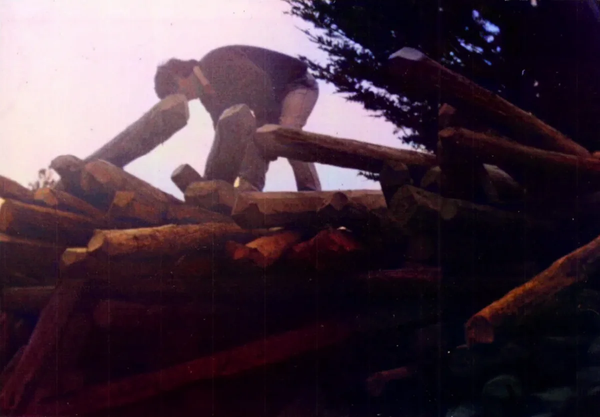 Acomodando postes de cipres — Caleta Tortel — 1990 | Chile de Ayer