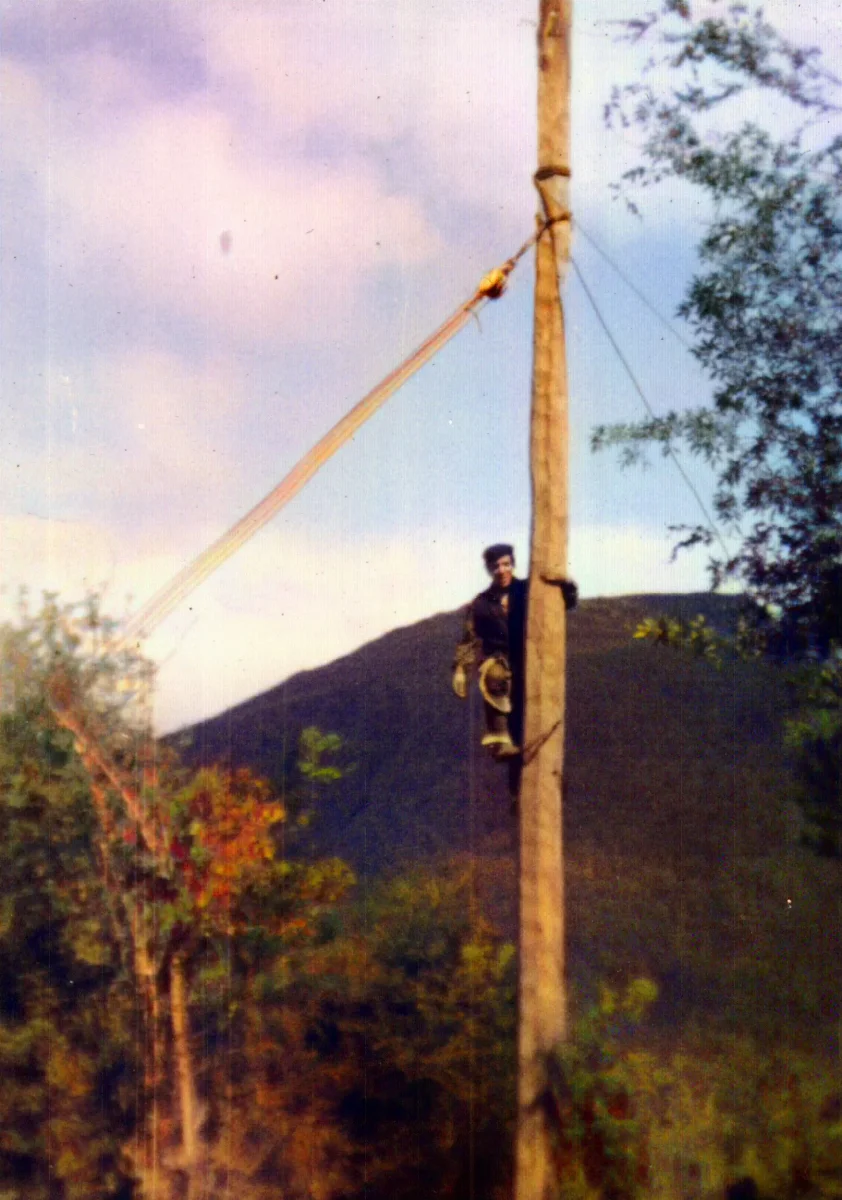 instalacion red de suministro electrico. Postacion de red media tension — Caleta Tortel — 1986 | Chile de Ayer
