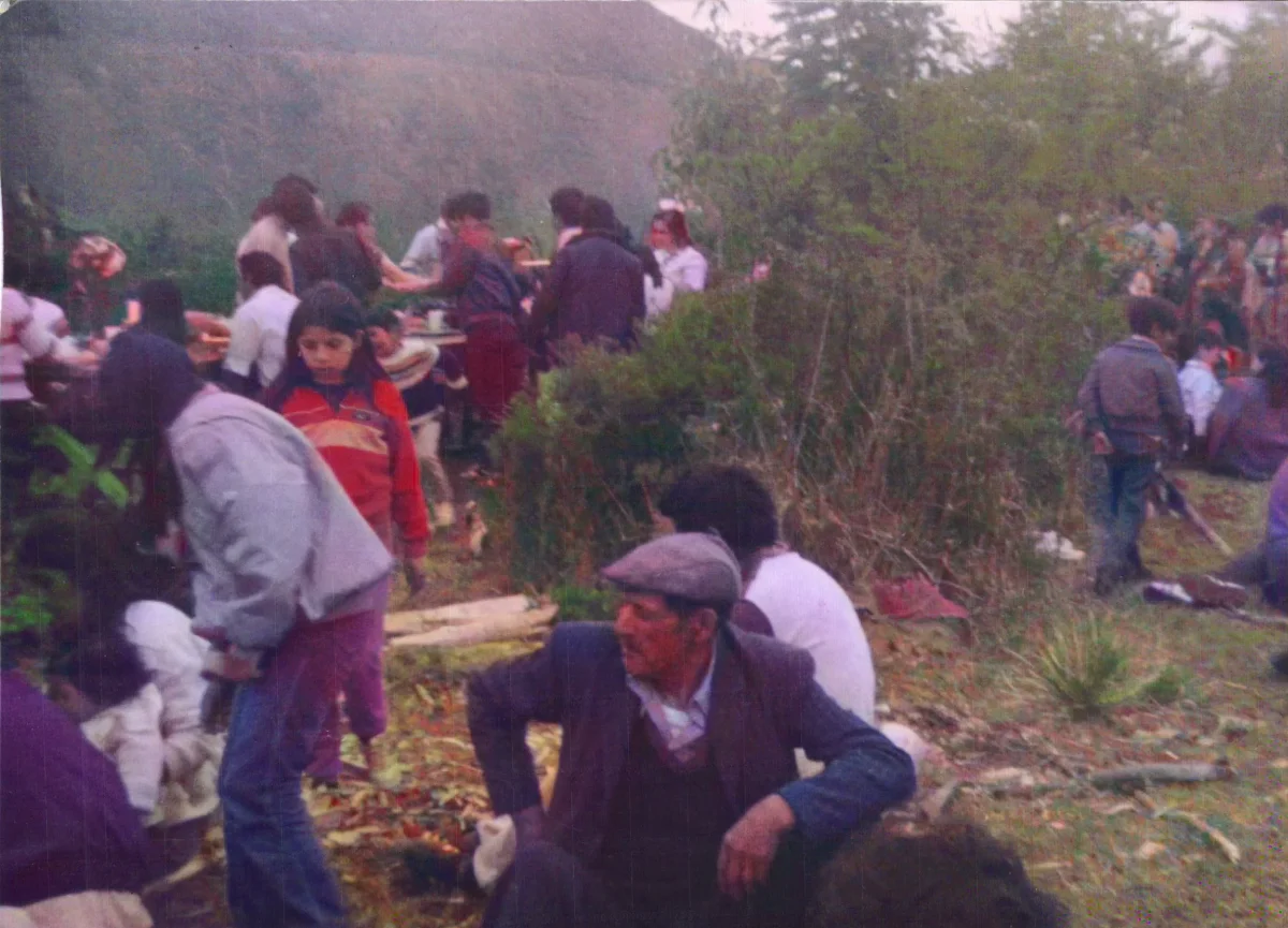 asado comunitario — Caleta Tortel — aprox. 1983 | Chile de Ayer