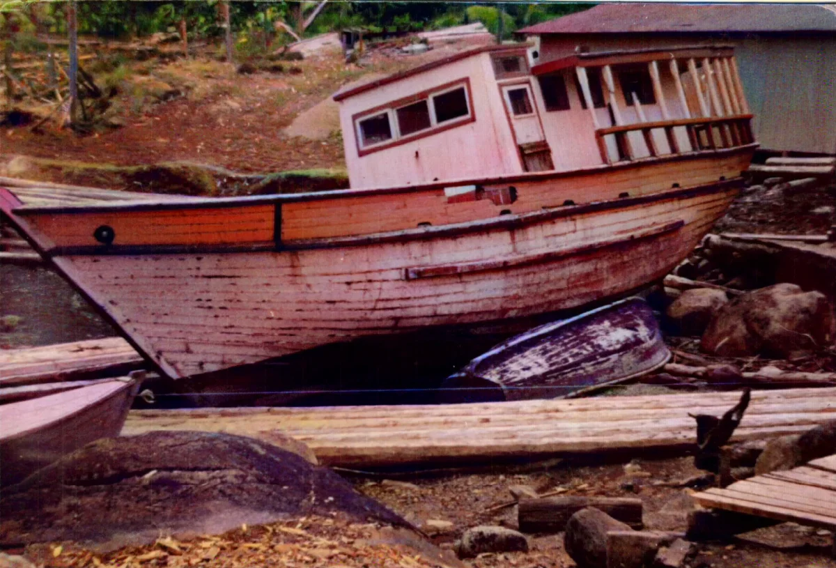Embarcacion Ventisquero — Caleta Tortel — aprox. 1981 | Chile de Ayer