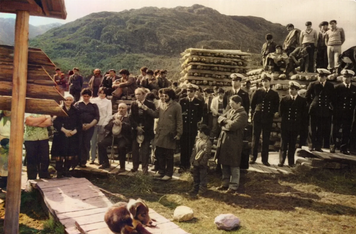 Inauguración de monolito de la armada — Caleta Tortel — aprox. 1984 | Chile de Ayer