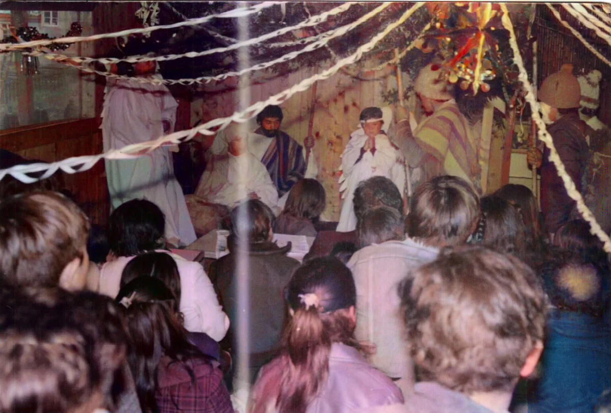 Pesebre en la casa de la comunidad — Caleta Tortel — aprox. 1983 | Chile de Ayer