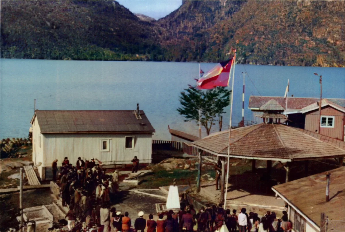 Acto celebración 21 de mayo — Caleta Tortel — 1985 | Chile de Ayer
