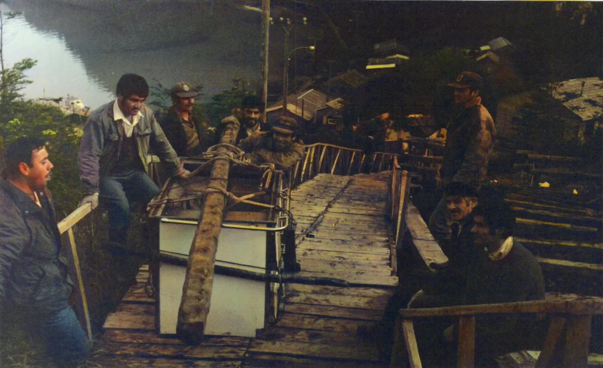 Subiendo cocina — Caleta Tortel — 1997 | Chile de Ayer
