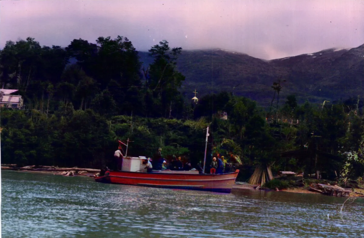 Lancha — Puerto Yungay — 1986 | Chile de Ayer