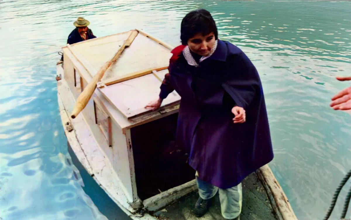 Visita de CEMA Chile — Caleta Tortel — 1985 | Chile de Ayer