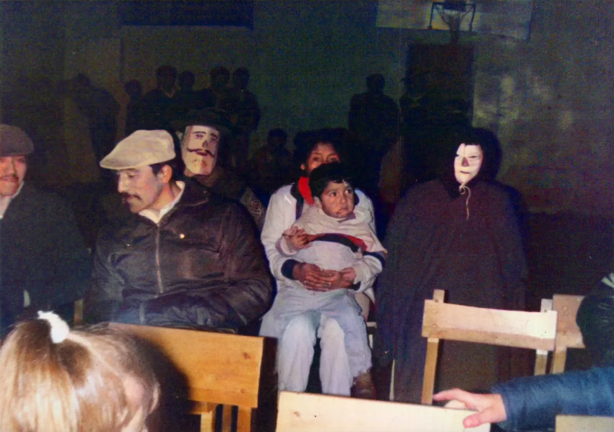 Asistentes acto de aniversario de la escuela — Caleta Tortel — 1988 | Chile de Ayer