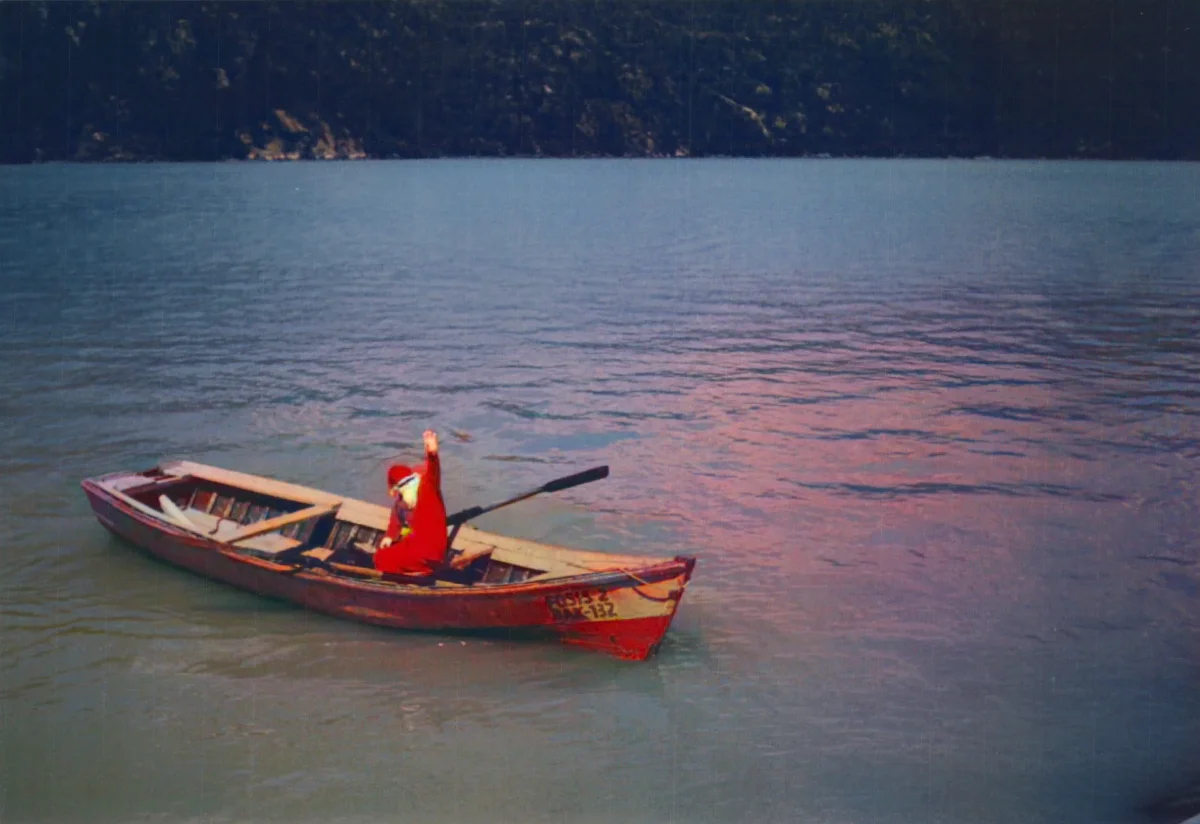 Viejo pascuero en bote — Caleta Tortel — aprox. 1999 | Chile de Ayer