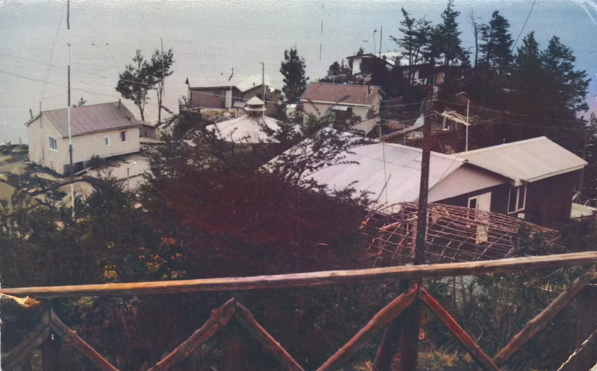 Vista municipalidad — Caleta Tortel — 1982 | Chile de Ayer