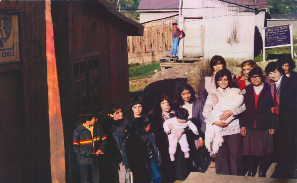 Centro de madres — Caleta Tortel — aprox. 1984 | Chile de Ayer