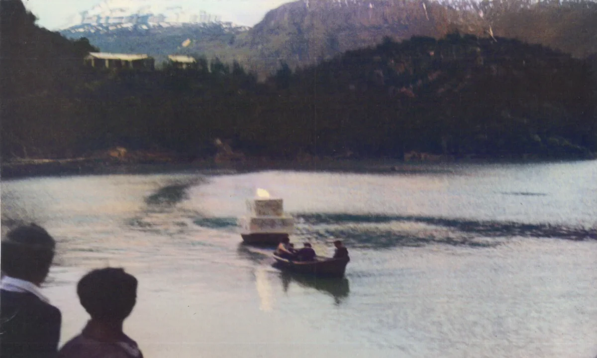 bote alegorico, Aniversario de la escuela — Caleta Tortel — aprox. 1983 | Chile de Ayer
