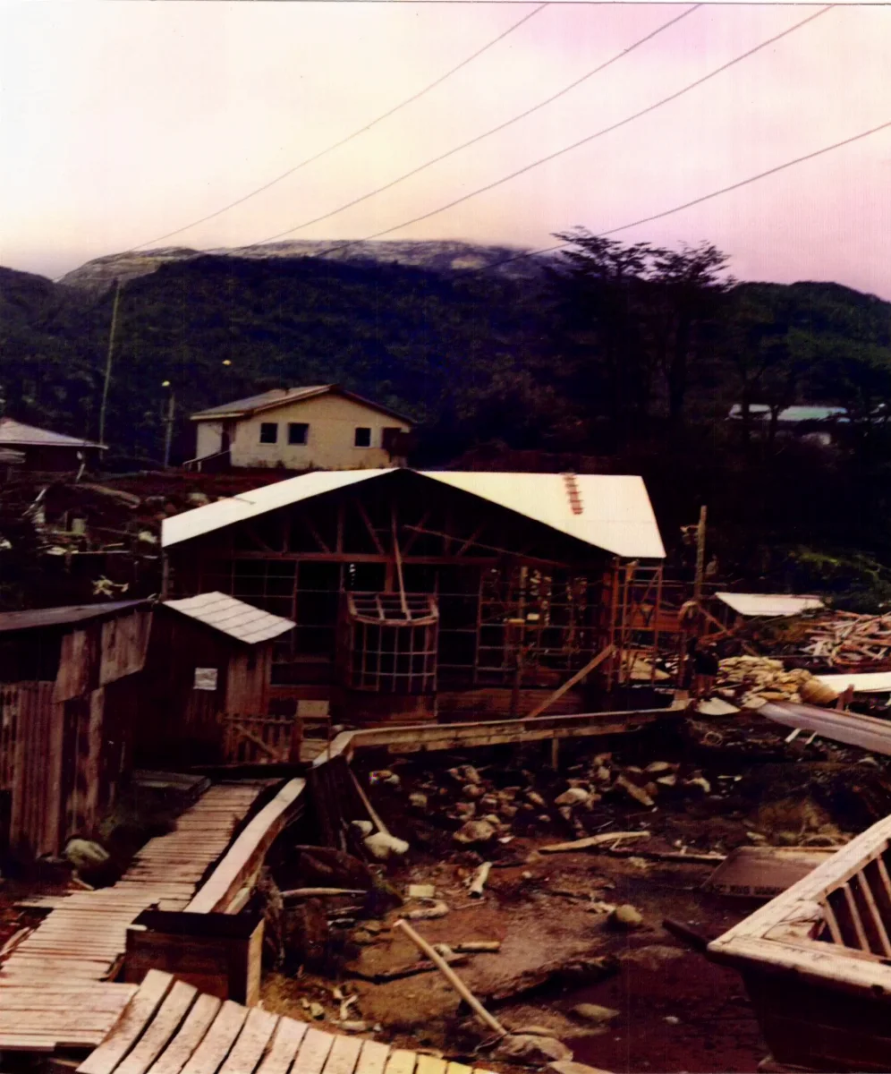 construccion de la ECA — Caleta Tortel — aprox. 2000 | Chile de Ayer