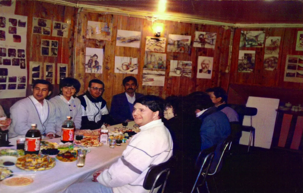 actividad en Biblioteca publica — Caleta Tortel — aprox. 1992 | Chile de Ayer