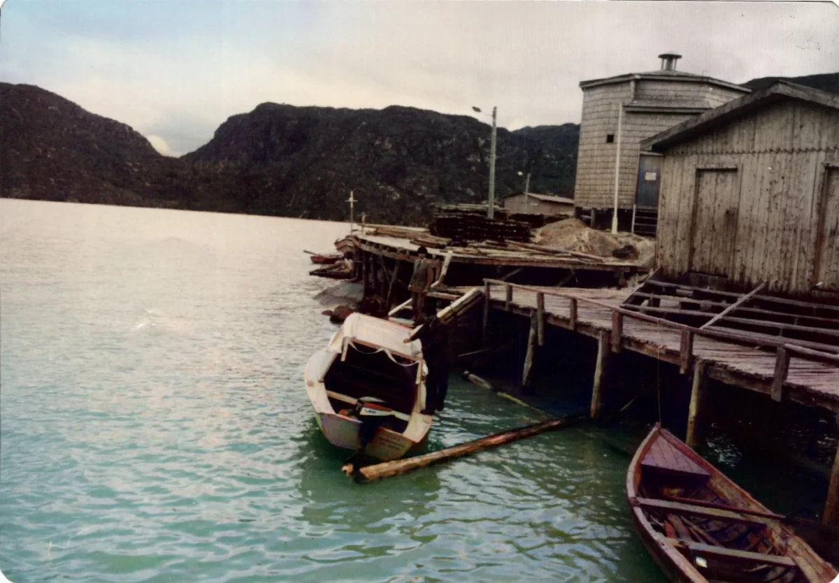 Preparando bote para matrimonio — Caleta Tortel — 1983 | Chile de Ayer