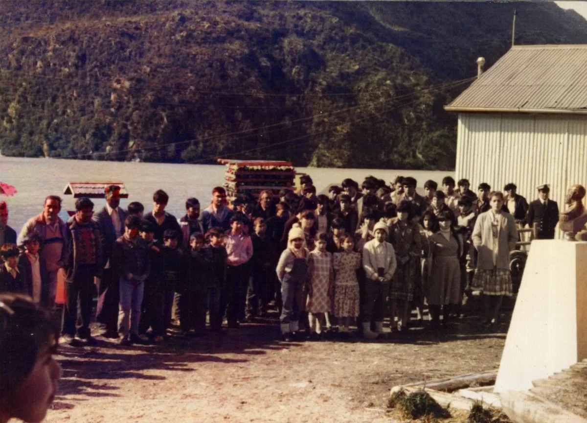 Acto de 21 de mayo, conjunto folclorico CEMITA — Caleta Tortel — 1985 | Chile de Ayer