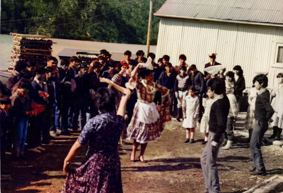 Baile acto — Caleta Tortel — 1985 | Chile de Ayer
