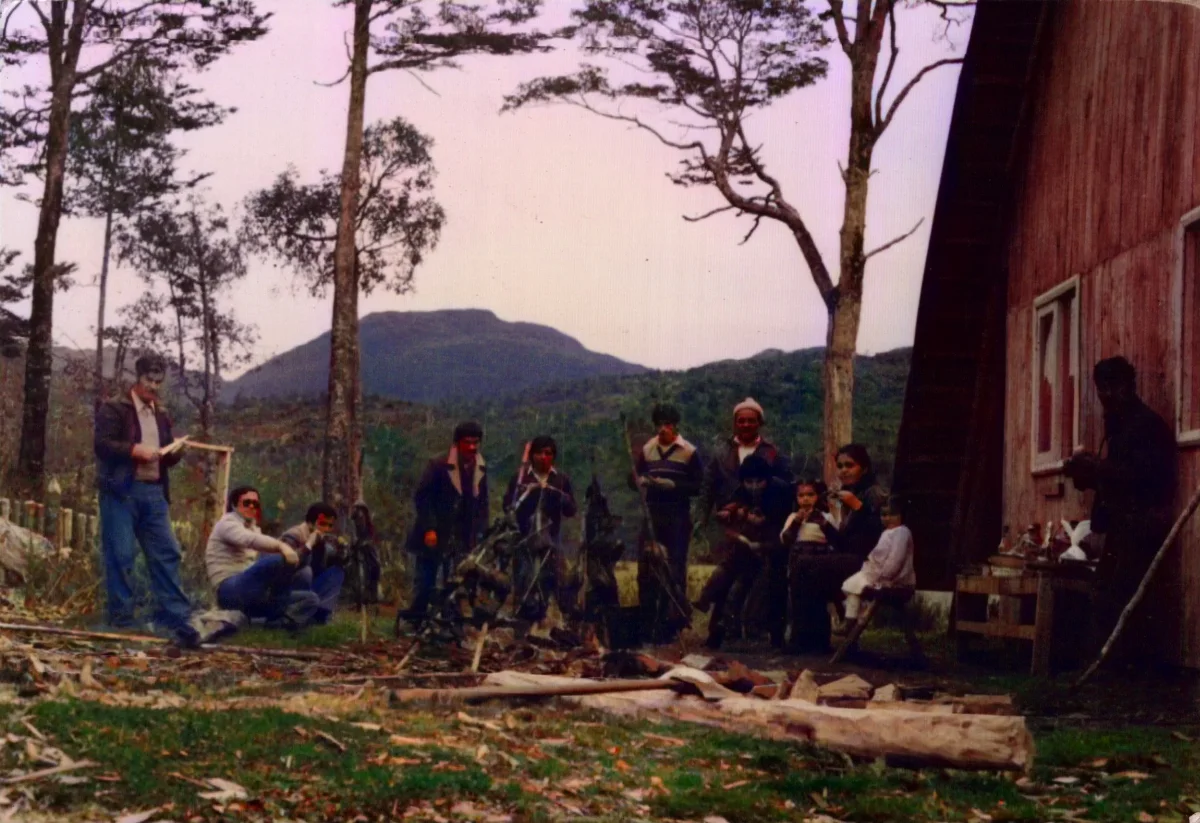 Paseo de 18 de septiembre — Caleta Tortel — aprox. 1983 | Chile de Ayer