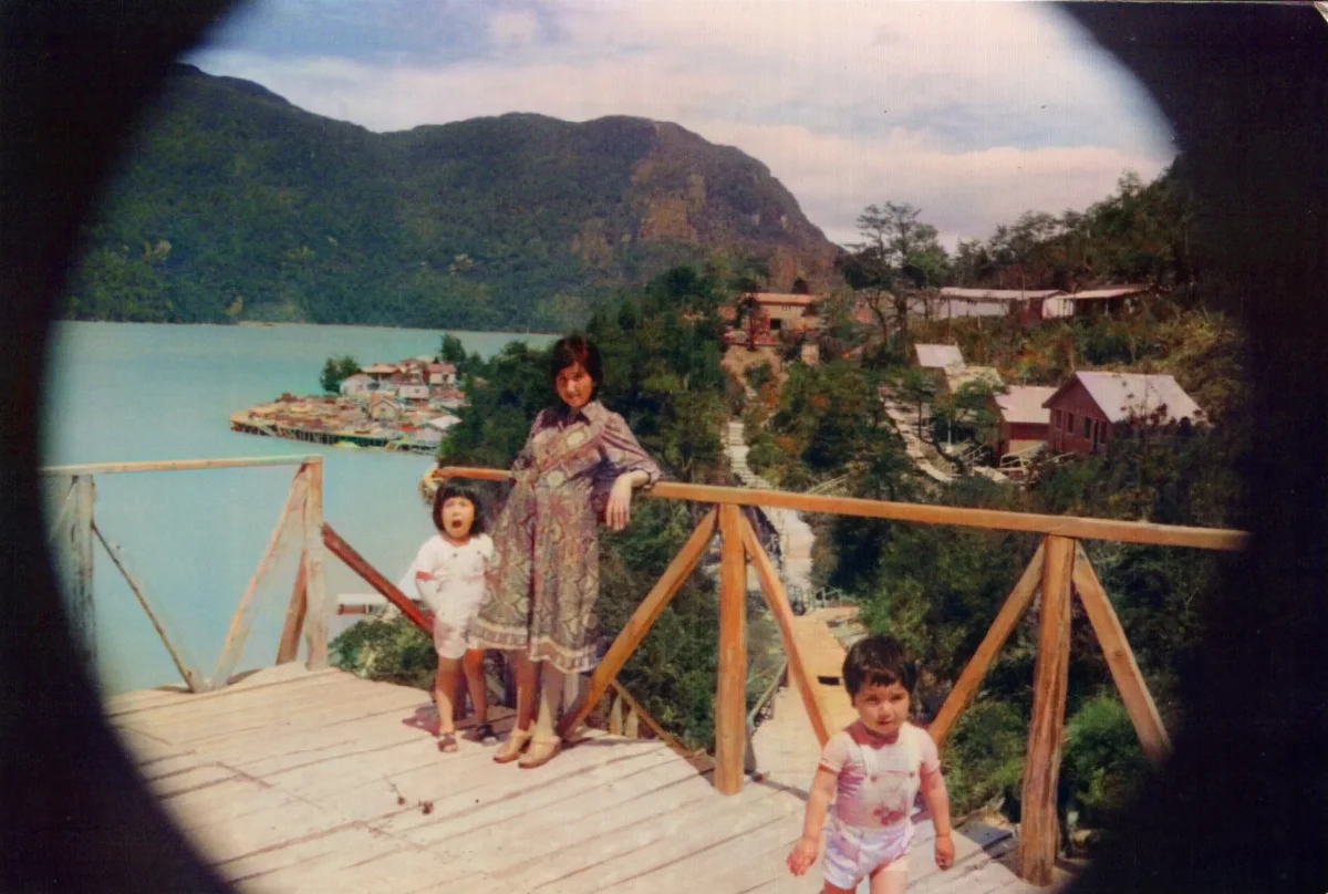 familia — Caleta Tortel — aprox. 1983 | Chile de Ayer