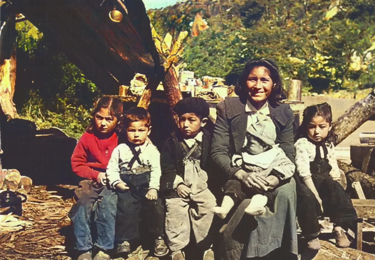 foto familiar con perro en primer plano — Caleta Tortel — 1963 | Chile de Ayer