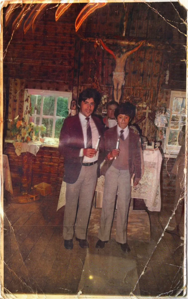 con paradocente, padrino primera comunion — Caleta Tortel — 1985 | Chile de Ayer