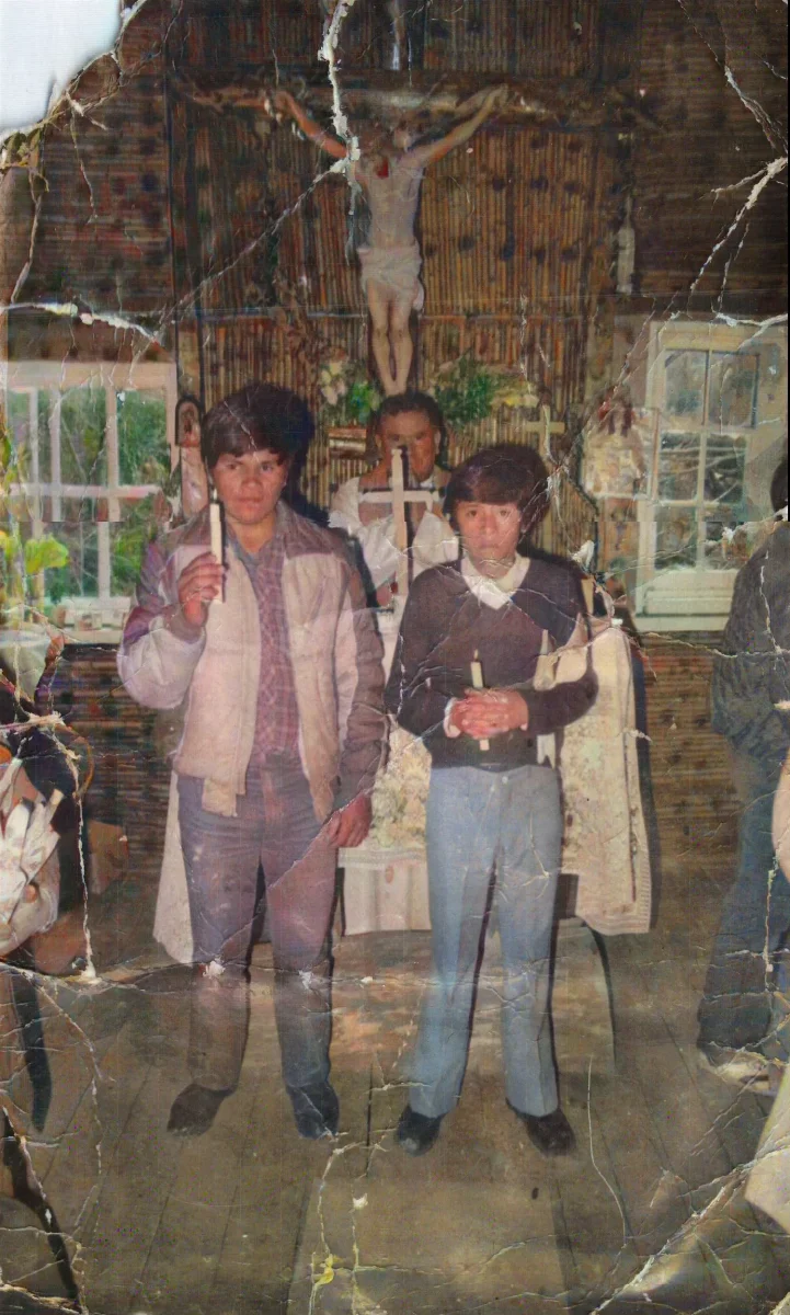 con padrino primera comunion — Caleta Tortel — 1985 | Chile de Ayer