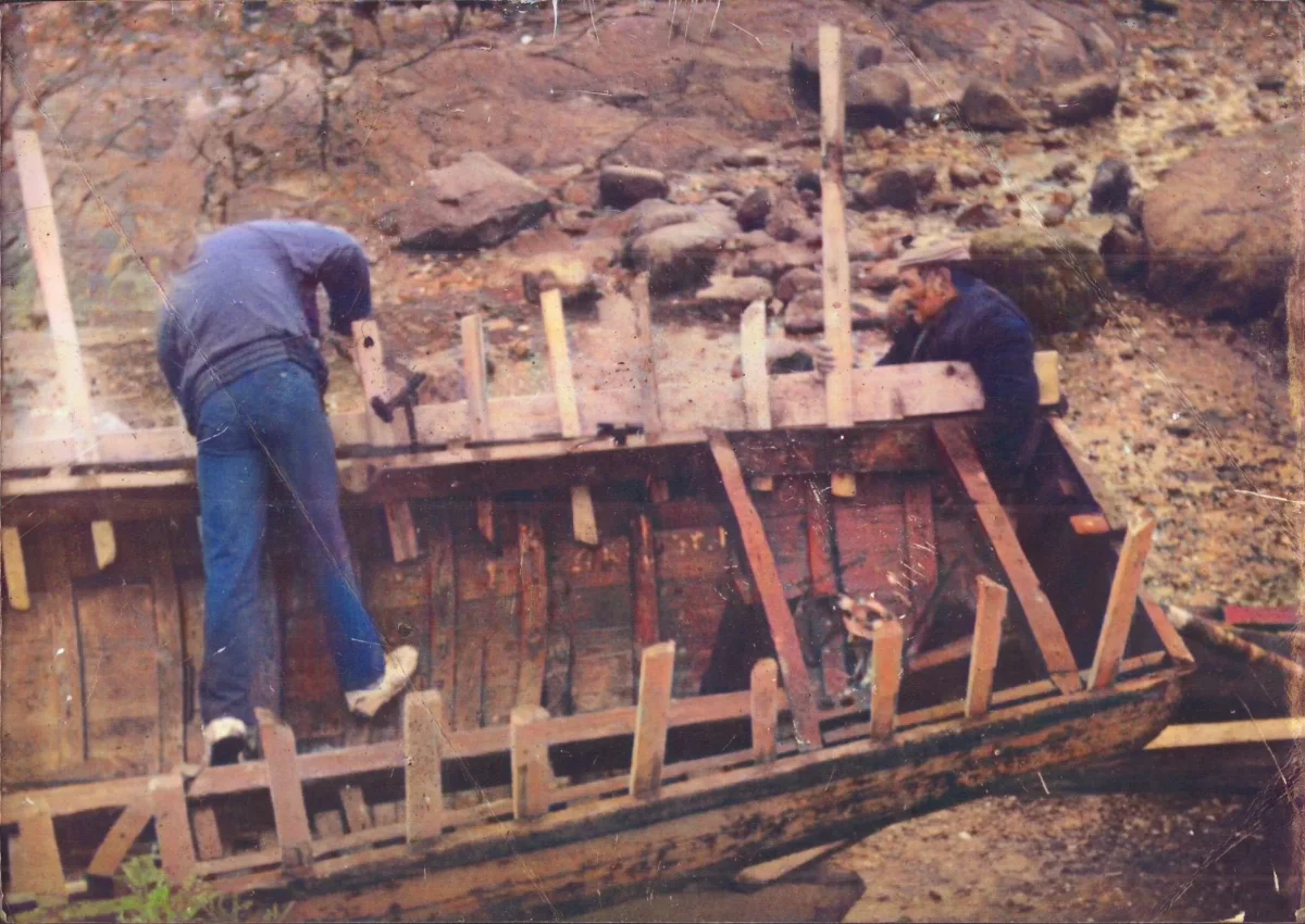 Reparacion Bote de Madera — Caleta Tortel — aprox. 1981 | Chile de Ayer