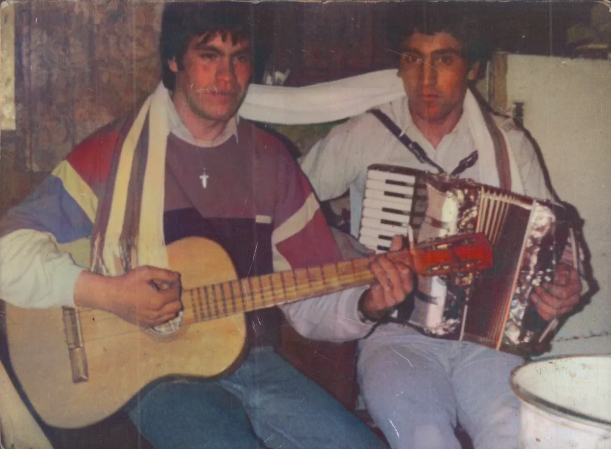 Guitarra y Acordeón — Caleta Tortel — 1981 | Chile de Ayer