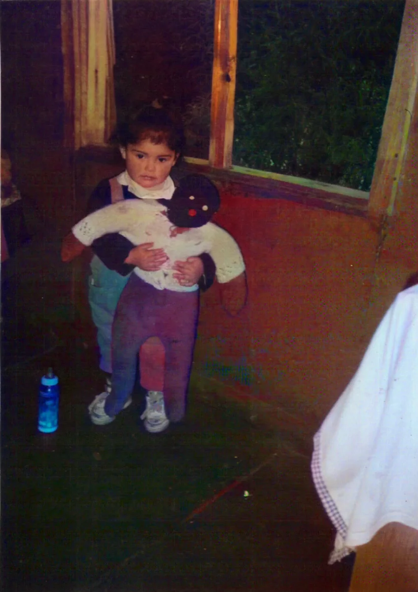 Con muñeco de lana en casa de campo — Ventisquero Steffens — 2004 | Chile de Ayer