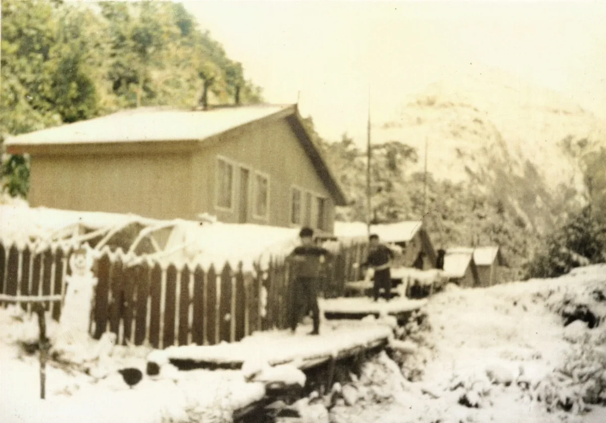 Tortel nevado. Hijo de Sra. Dina — Caleta Tortel — 1987 | Chile de Ayer