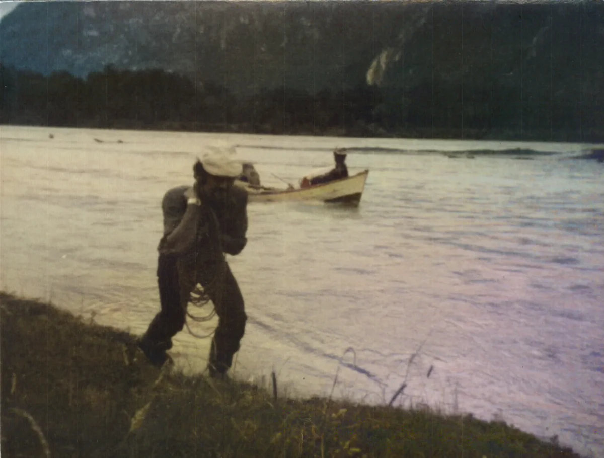 Remolcando bote a la cirga en serctor El Volcan — Caleta Tortel — aprox. 1984 | Chile de Ayer