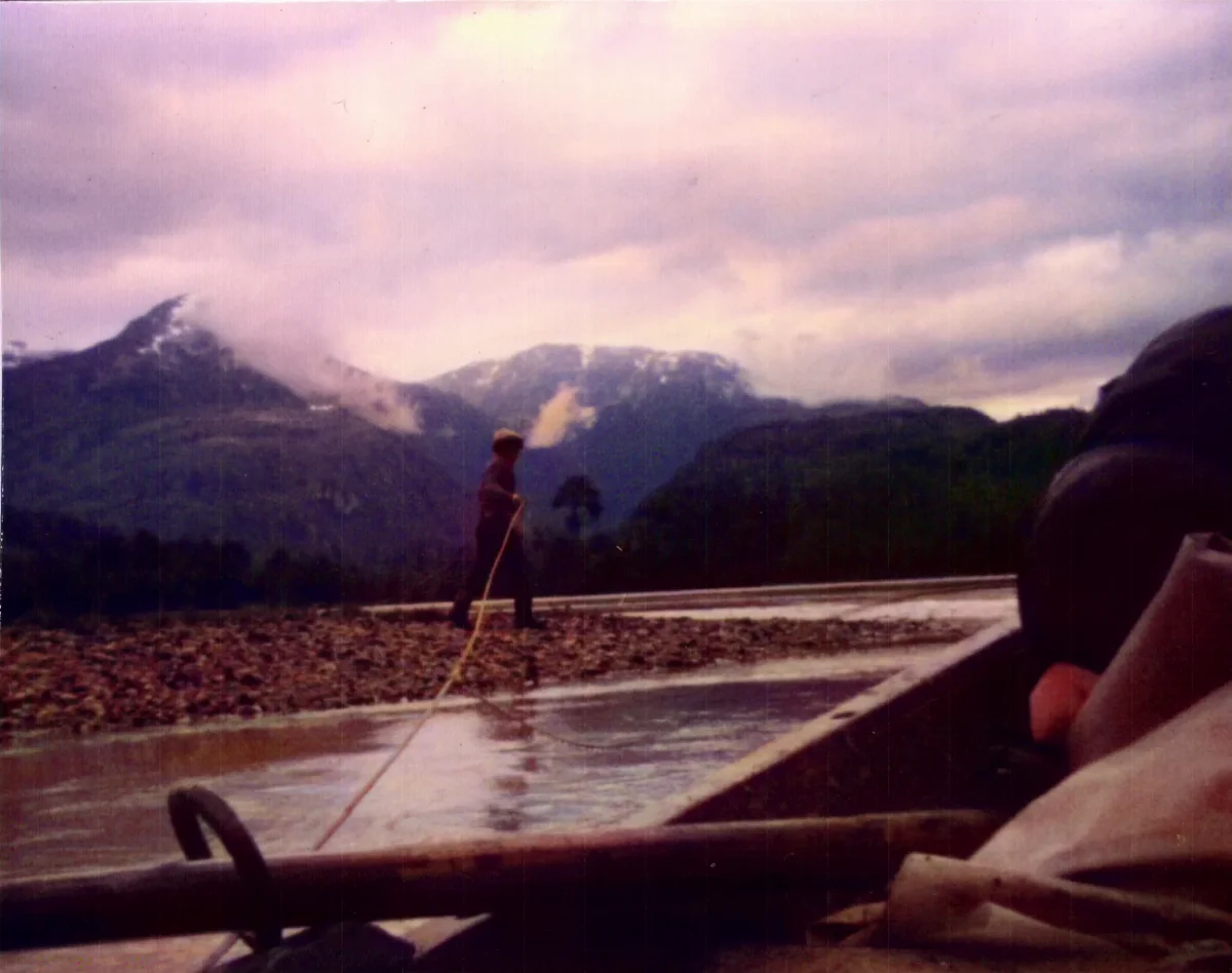 Remolcando bote a la cirga en serctor El Volcan — Caleta Tortel — aprox. 1984 | Chile de Ayer
