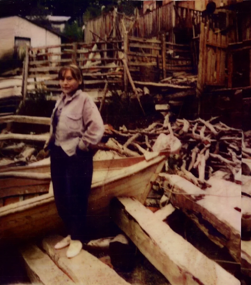 Loida Cruces en sector centro — Caleta Tortel — 1980 | Chile de Ayer