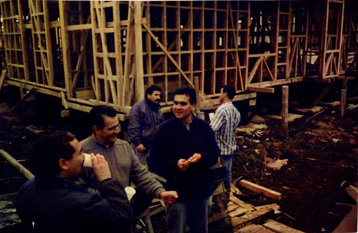 Construccion escuela nueva — Caleta Tortel — 1996 | Chile de Ayer