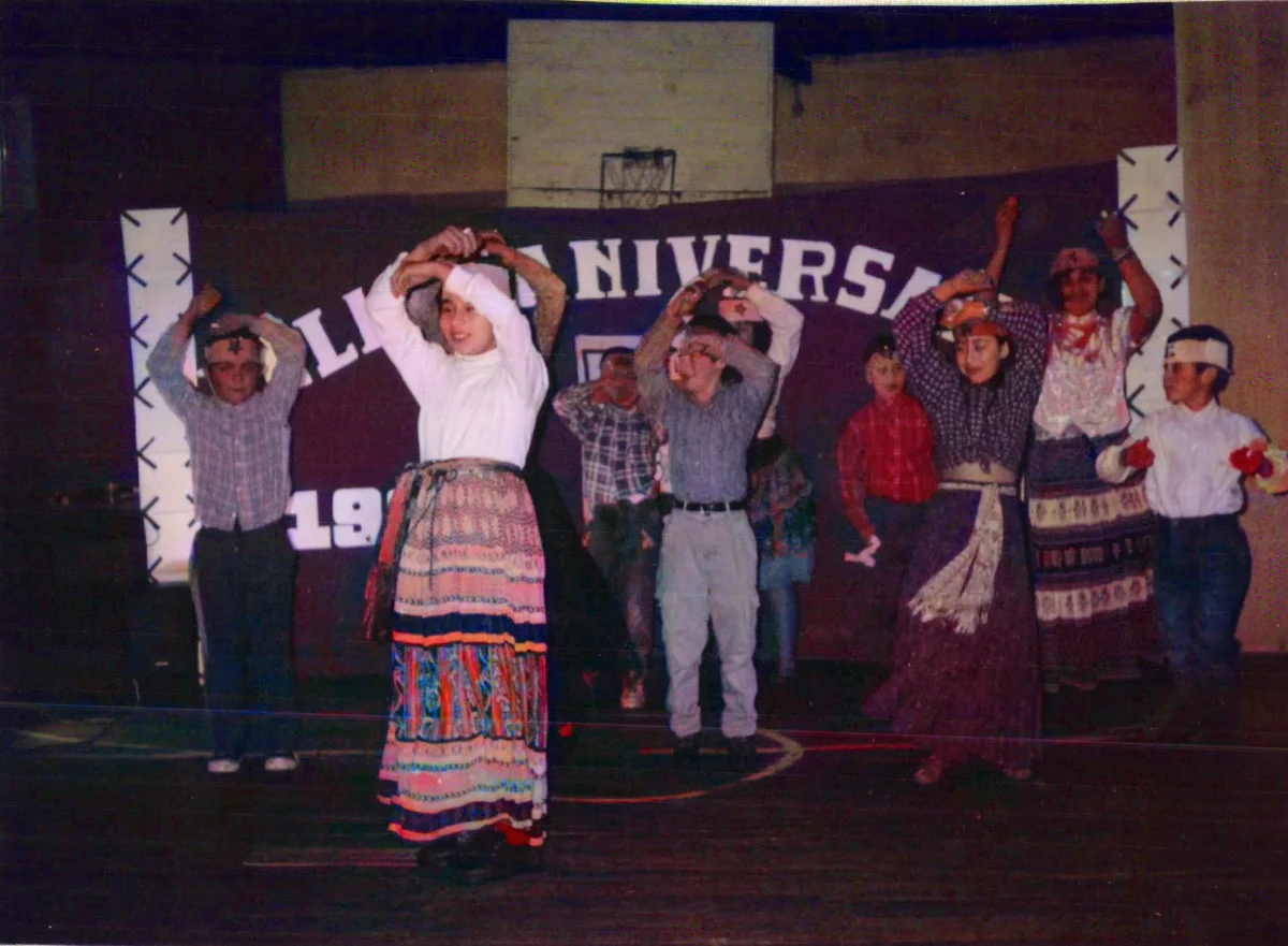 Acto en escuela — Caleta Tortel — 1997 | Chile de Ayer